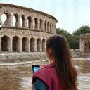 Bir öğrencinin AR uygulamasıyla tarihi bir Roma arenasının 3D yeniden inşasını görüntülediği açık hava müzesi